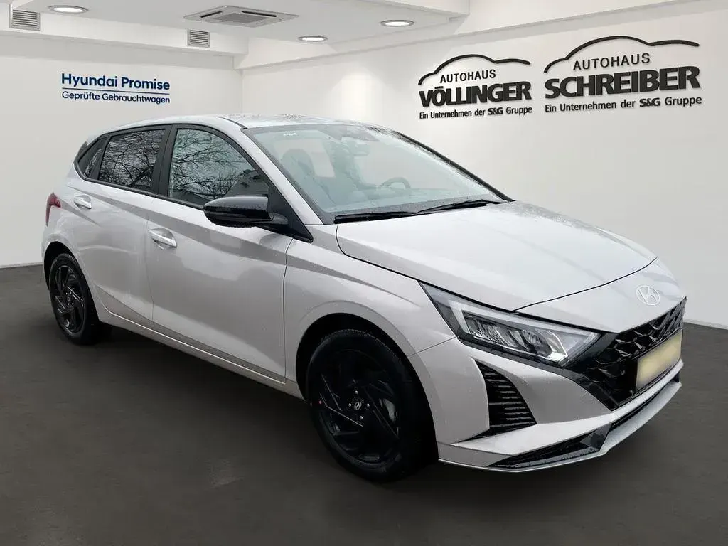Neu Hyundai i20 Blackline 90 PS (66 kW) 2025 Grau Limousine