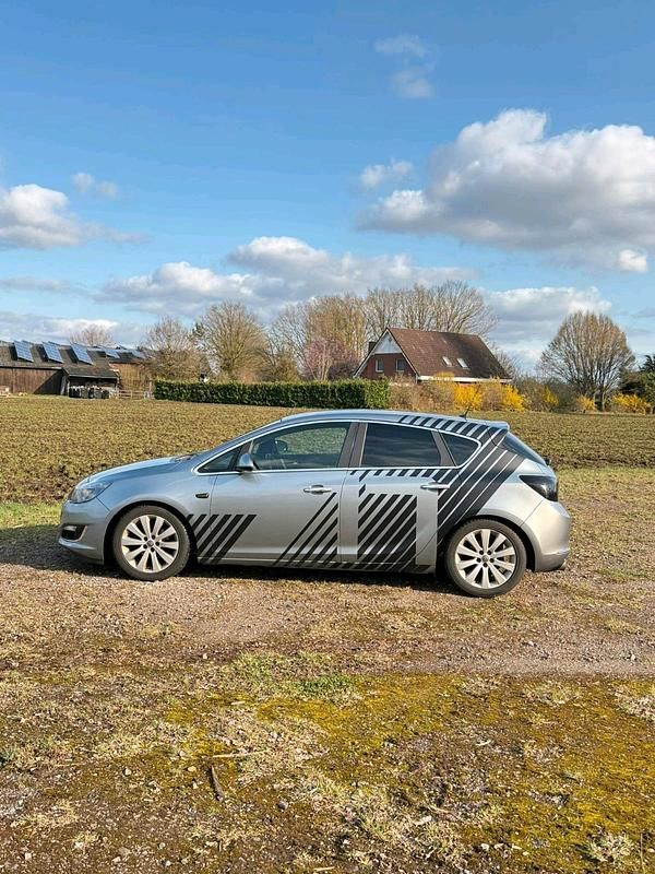 Gebraucht Opel Astra Edition 140 PS (102 kW) 2013 Grau Limousine