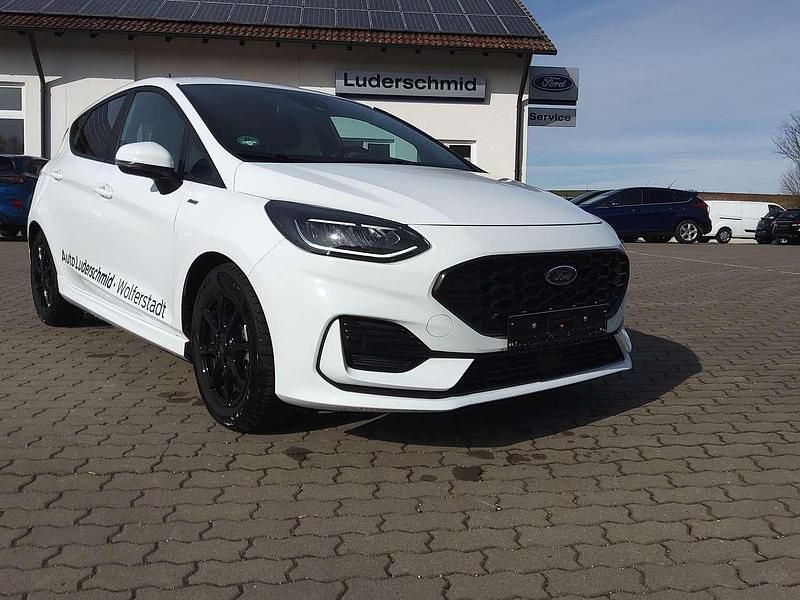 Frostweiß Gebraucht 2023 Ford Fiesta ST-Line Kleinwagen | 18.450 € (Fairer Preis) - Bild 1/4