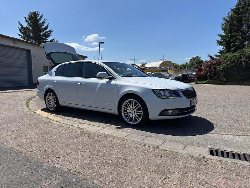 Gebraucht Skoda Superb Exclusive 170 PS (125 kW) 2014 Weiß Limousine