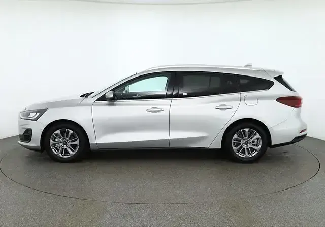 Używany Ford Focus Titanium X 120 KM (88 kW) 2023 Srebrny Sedan/Limuzyna