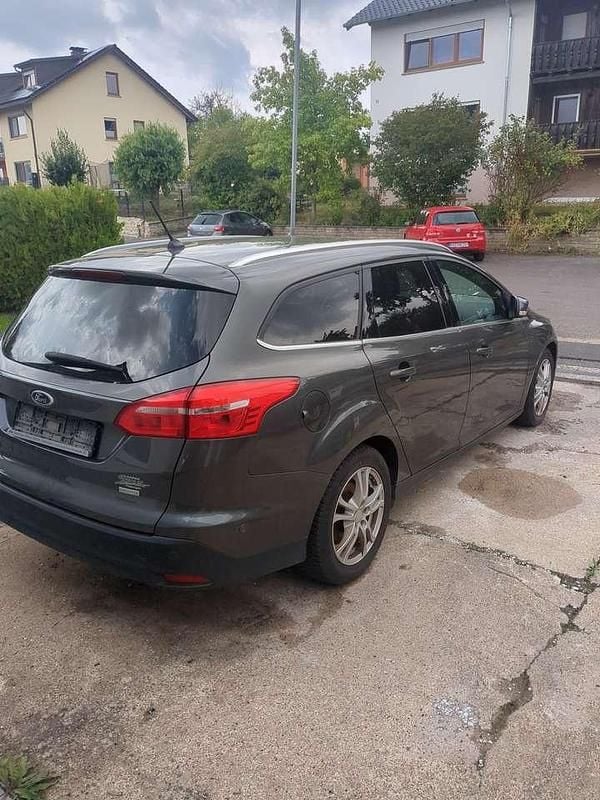 Grau Gebraucht 2018 Ford Focus Titanium Kombi | 9.499 € (Superpreis) - Bild 1/4