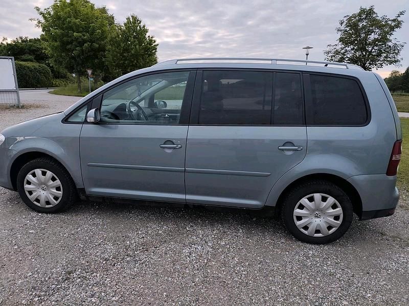 Grau Gebraucht 2009 VW Touran Van / Kleinbus | 3.850 € (Fairer Preis) - Bild 1/4