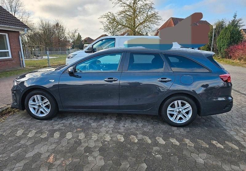 Grau Gebraucht 2021 Kia Ceed Sportswagon Edition 7 Kombi | 13.600 € (Fairer Preis) - Bild 1/4