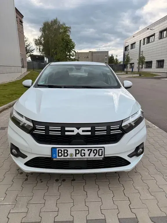 Używany Dacia Sandero Expression 91 KM (66 kW) 2023 Biały Sedan/Limuzyna