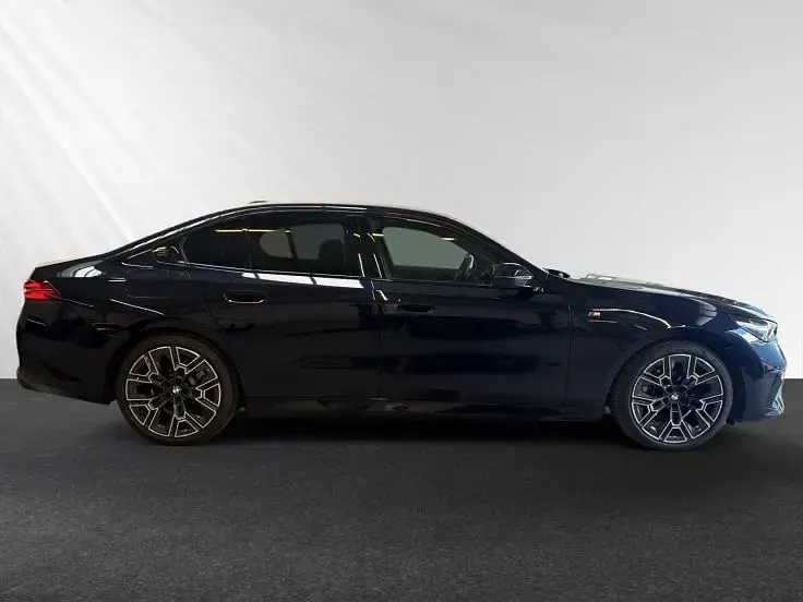 Gebraucht BMW 520 M Sport 197 PS (144 kW) 2025 Carbonschwarz metallic Limousine