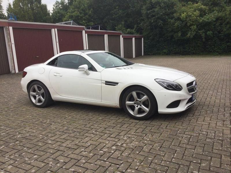 Weiß Gebraucht 2017 Mercedes SLC200 Cabrio | 27.500 € (Fairer Preis) - Bild 1/4