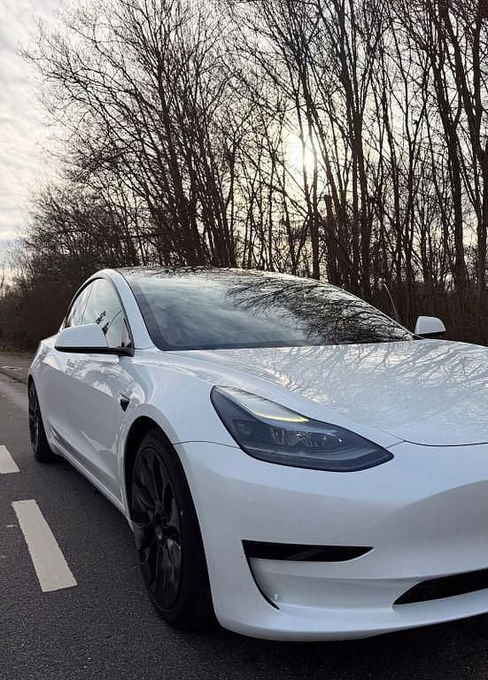 Weiß Gebraucht 2022 Tesla Model 3 Standard Range Limousine | 21.750 € (Guter Preis) - Bild 1/4