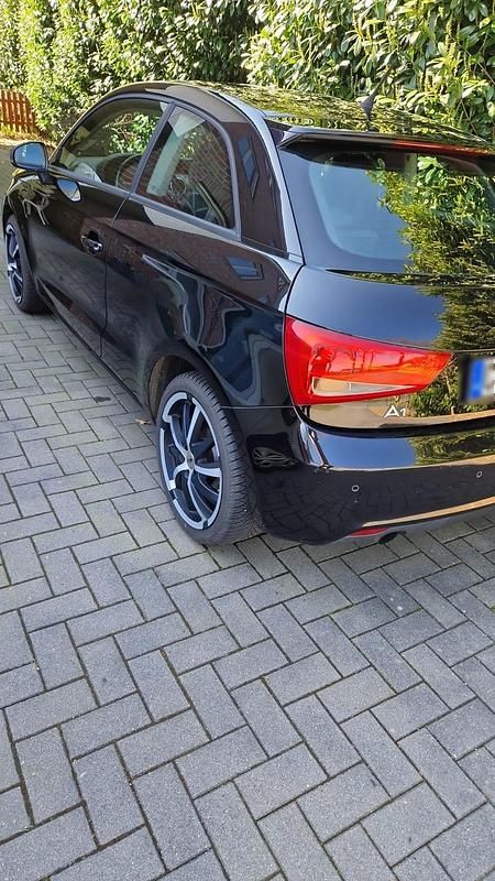 Second-hand Audi A1 Design 84 CP (61 kW) 2011 Negru Hatchback