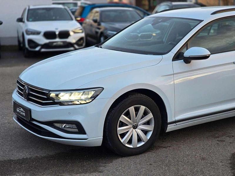 Gebraucht VW Passat 150 PS (110 kW) 2022 Gletscherweissmetallic Kombi