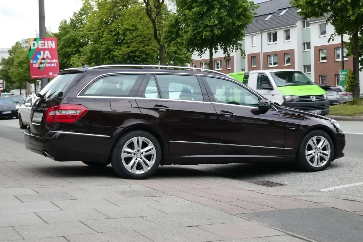 Gebraucht Mercedes E350 Avantgarde 265 PS (194 kW) 2012 Braun Kombi