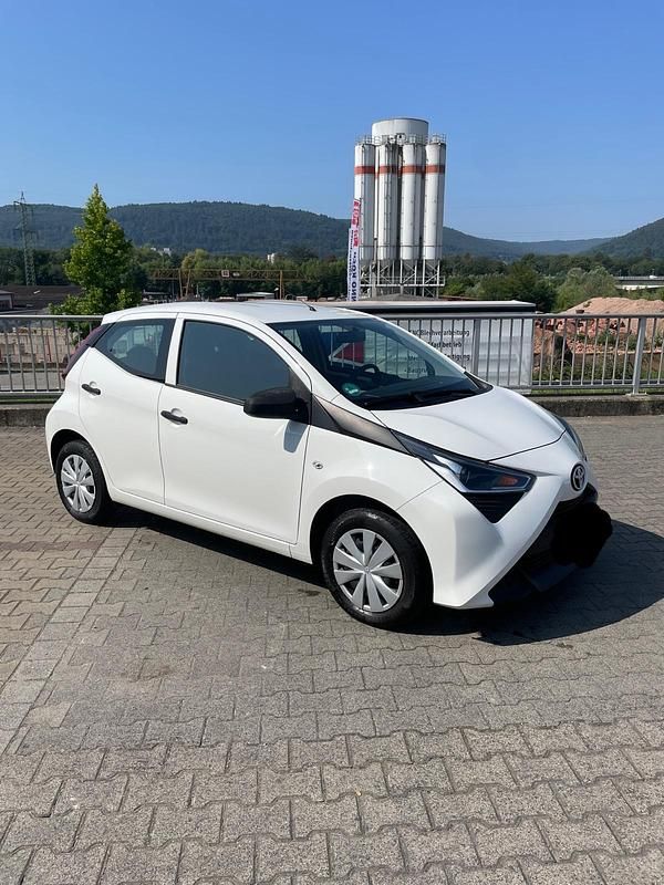 Weiß Gebraucht 2019 Toyota Aygo Kleinwagen | 7.400 € (Guter Preis) - Bild 1/4