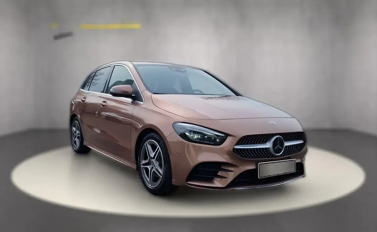 Gebraucht Mercedes B200 AMG line 163 PS (119 kW) 2023 Gold metallic Kleinwagen