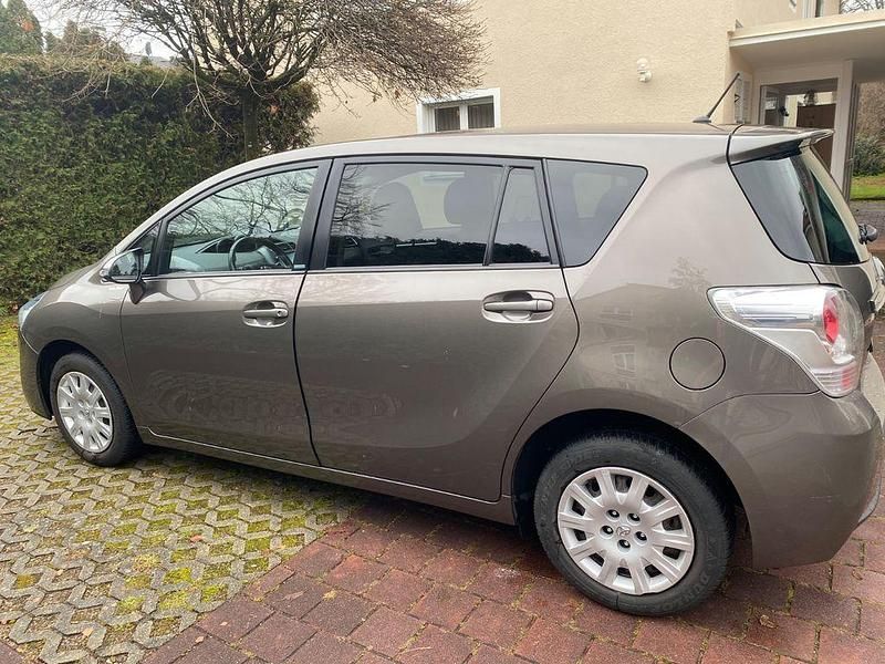 Gebraucht Toyota Verso Edition-S 147 PS (108 kW) 2016 Braun Van / Kleinbus