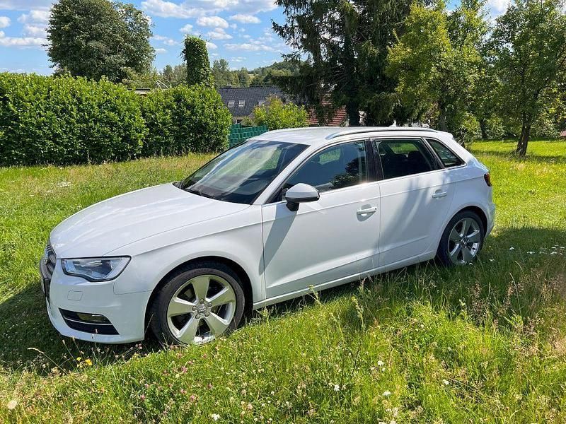 Weiß Gebraucht 2016 Audi A3 Sportback Sport Limousine | 11.500 € (Superpreis) - Bild 1/4