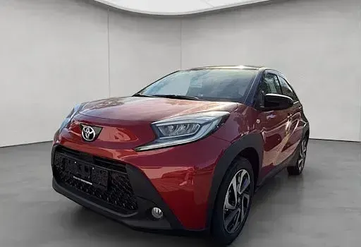 Neu Toyota Aygo X Play 72 PS (52 kW) 2025 Chili red / night sky bl SUV