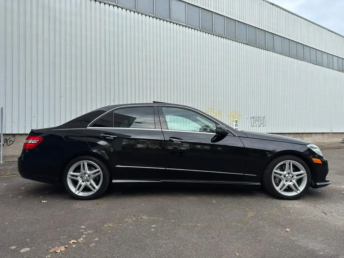 Używany Mercedes E500 AMG 388 KM (285 kW) 2011 Czarny Sedan/Limuzyna