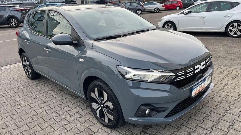 Grau Gebraucht 2025 Dacia Sandero Expression Limousine | 17.375 € (Fairer Preis) - Bild 1/4