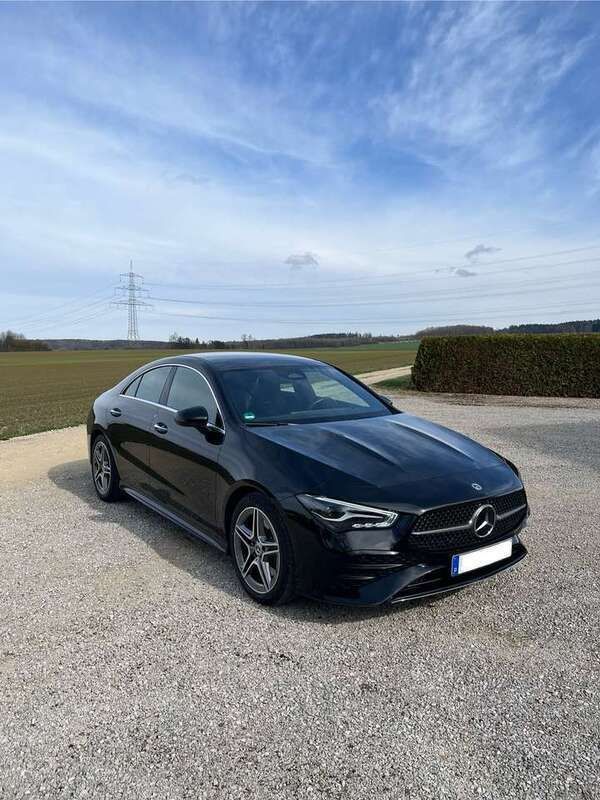 Schwarz Gebraucht 2023 Mercedes CLA200 AMG line Limousine | 36.990 € (Fairer Preis) - Bild 1/4