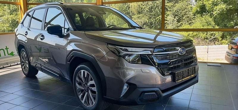 Neu Subaru Forester Platinum 136 PS (100 kW) 2025 Brilliant bronce metallic SUV