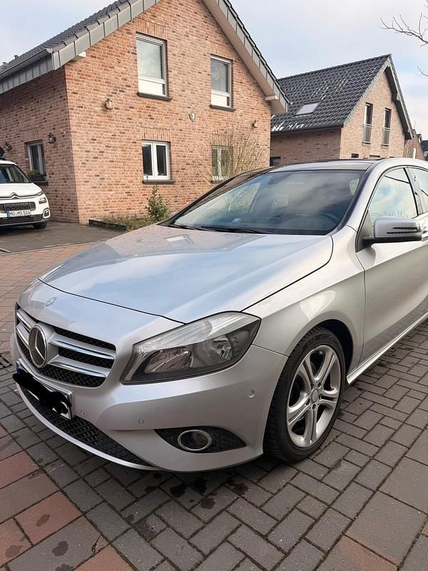 Gebraucht Mercedes A200 156 PS (114 kW) 2012 Silber Kleinwagen