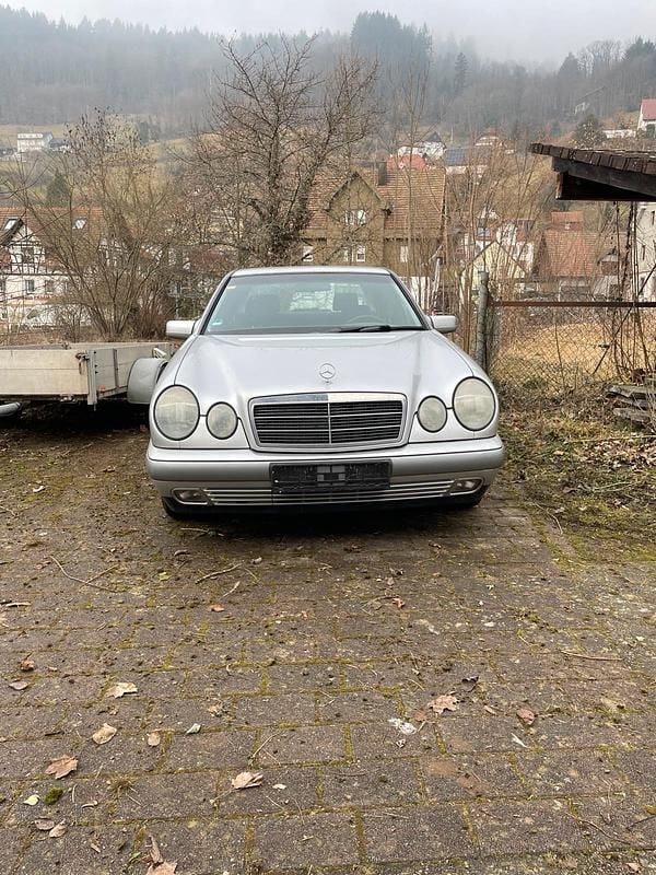 Gebraucht Mercedes E200 136 PS (100 kW) 1999 Silber Limousine