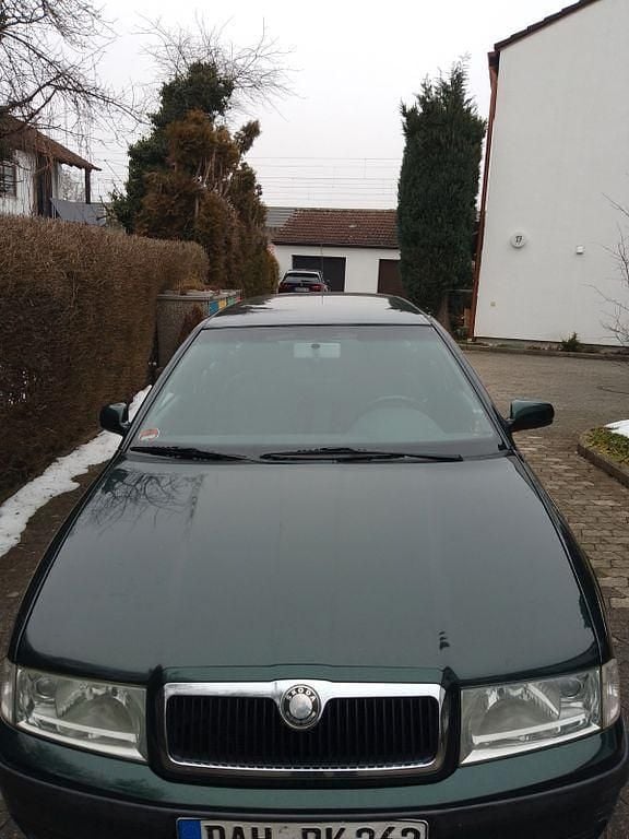Grün Gebraucht 2001 Skoda Octavia Classic Kombi | 1.500 € (Fairer Preis) - Bild 1/4