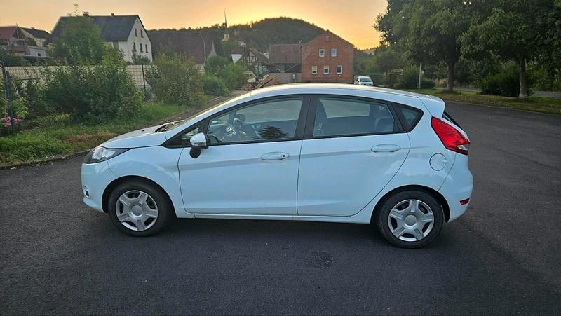 Gebraucht Ford Fiesta 84 PS (61 kW) 2012 Weiß Kleinwagen