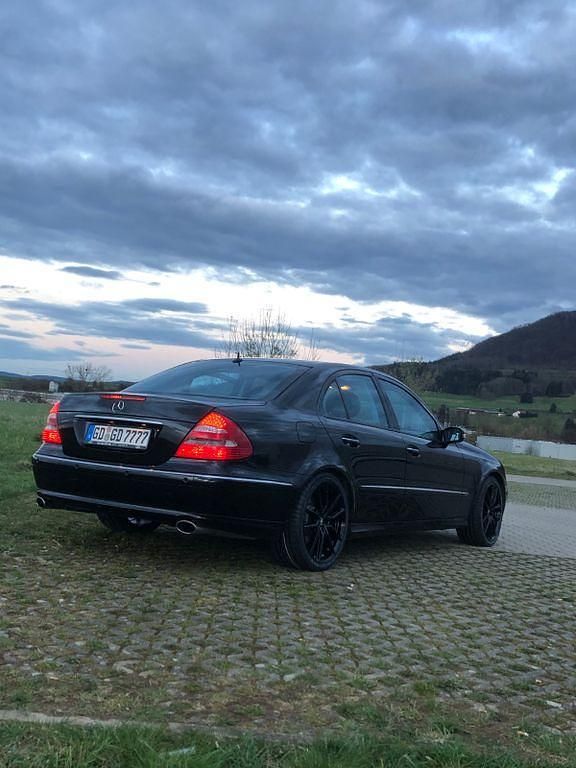 Schwarz Gebraucht 2005 Mercedes E350 Avantgarde Limousine | 6.100 € (Fairer Preis) - Bild 1/4