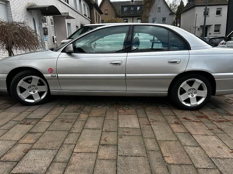 Usata Opel Omega 144 CV (105 kW) 2000 Argento Berlina