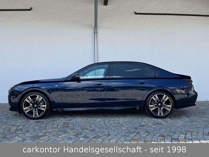 Tansanitblau ii metallic Gebraucht 2023 BMW 740 M Sport Limousine | 121.500 € - Bild 1/4