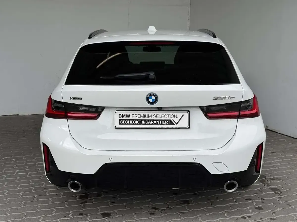 Gebraucht BMW 330e M Sport 292 PS (214 kW) 2025 Weiß Kombi
