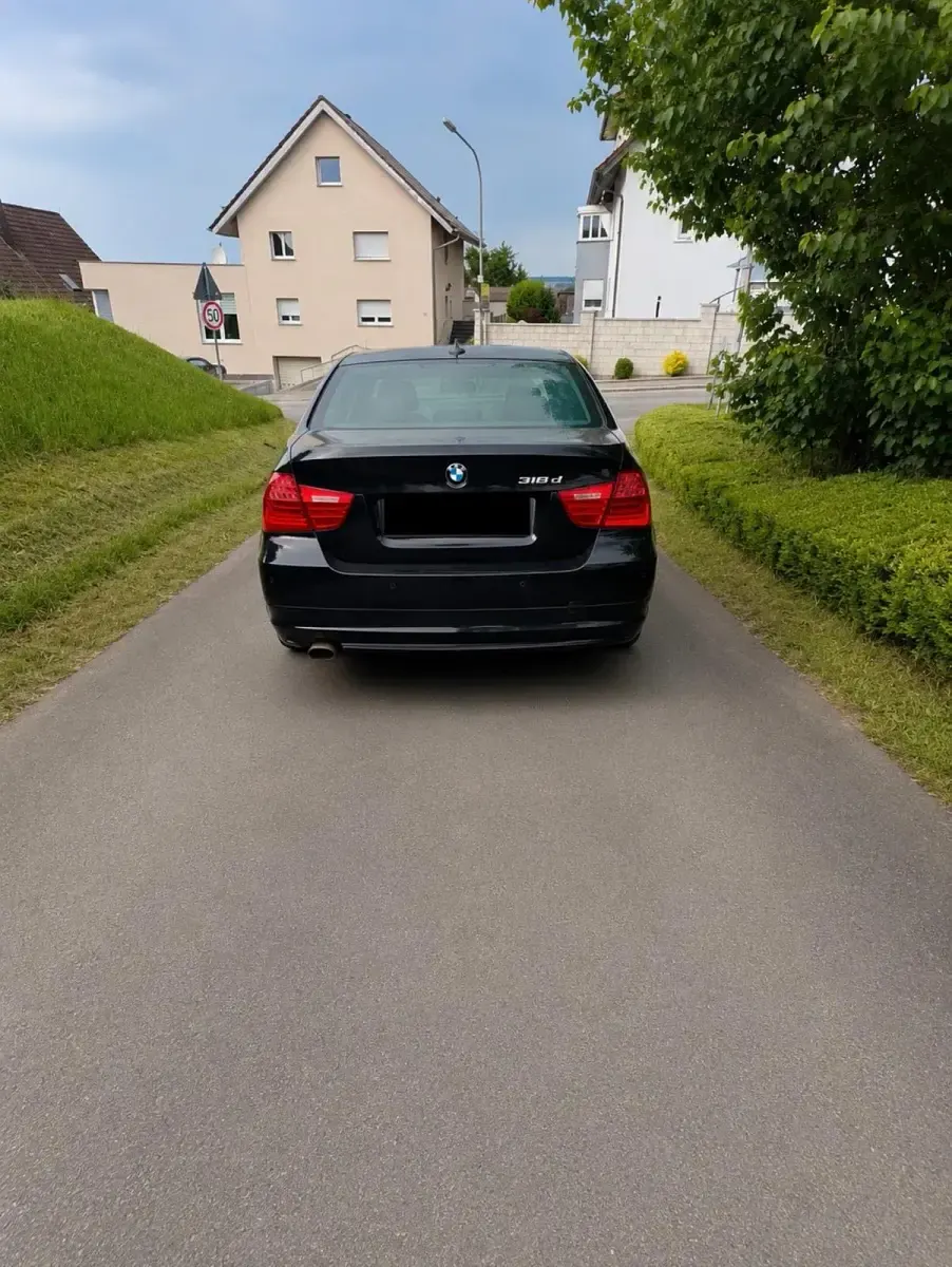 Gebraucht BMW 318 143 PS (105 kW) 2011 Schwarz Limousine
