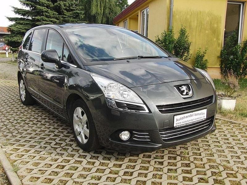 Grau Gebraucht 2012 Peugeot 5008 Van / Kleinbus | 6.600 € (Fairer Preis) - Bild 1/4