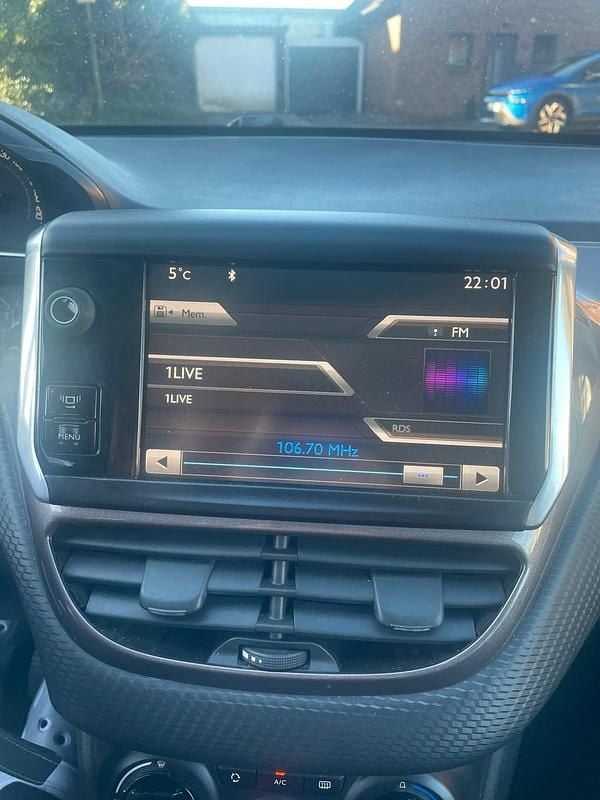 Weiß Gebraucht 2014 Peugeot 2008 SUV | 7.400 € (Fairer Preis) - Bild 1/4