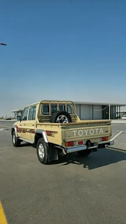 Neu Toyota Land Cruiser 194 PS (142 kW) 2026 Beige Pickup