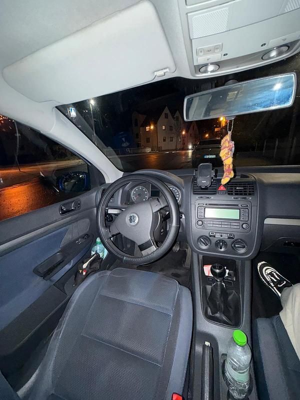 Blau Gebraucht 2004 VW Golf V Kleinwagen | 2.700 € - Bild 1/4