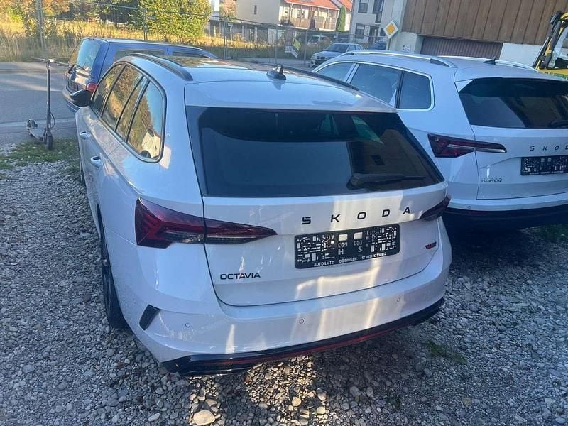 Neu Skoda Octavia RS 265 PS (194 kW) 2025 Weiß Kombi