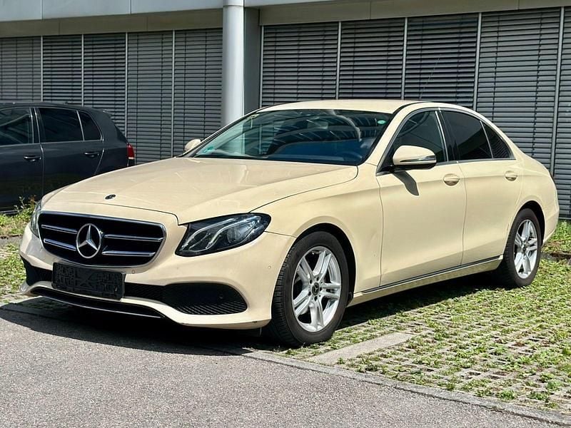 Hellelfenbein Gebraucht 2019 Mercedes E200 Limousine | 10.800 € (Fairer Preis) - Bild 1/4