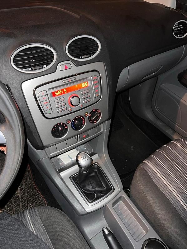 Gebraucht Ford Focus 100 PS (73 kW) 2008 Silber Kombi