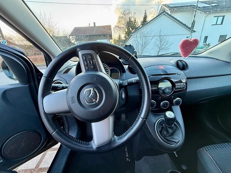 Gebraucht Mazda 2 75 PS (55 kW) 2011 Schwarz Kleinwagen