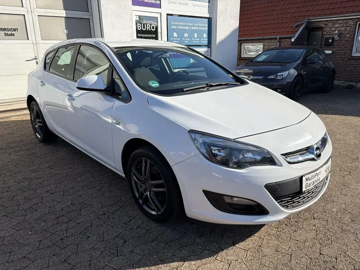 Gebraucht Opel Astra Selection 87 PS (63 kW) 2013 Weiß Limousine