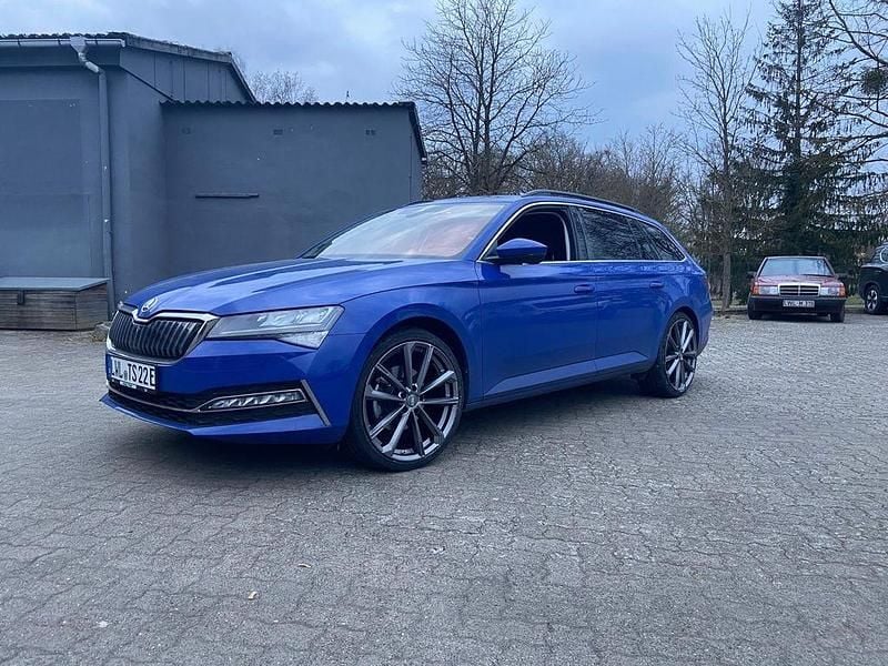 Gebraucht Skoda Superb 218 PS (160 kW) 2022 Blau Kombi