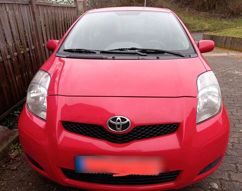 Rot Gebraucht 2011 Toyota Yaris Kleinwagen | 3.300 € (Fairer Preis) - Bild 1/4