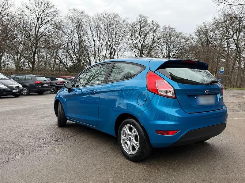 Gebraucht Ford Fiesta 95 PS (69 kW) 2015 Blau Kleinwagen