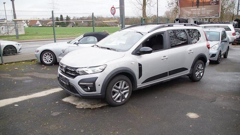 Grau Gebraucht 2022 Dacia Jogger Extreme Van / Kleinbus | 13.999 € (Superpreis) - Bild 1/4