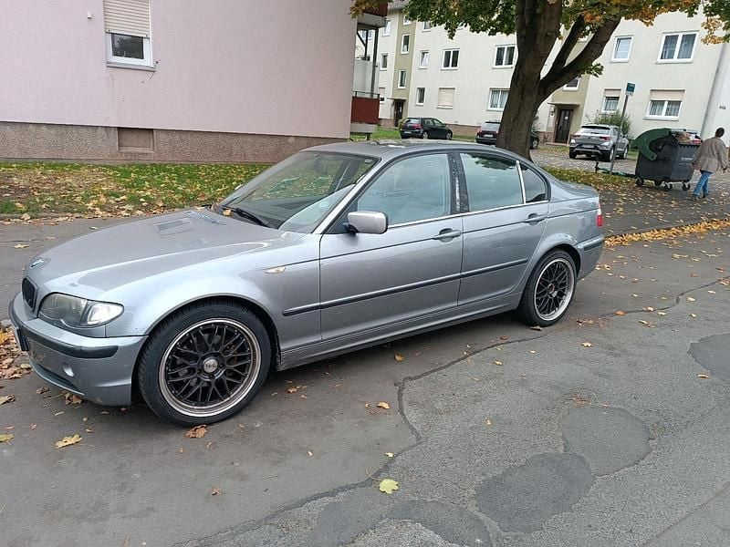 Silber Gebraucht 2004 BMW 318 Limousine | 2.100 € (Guter Preis) - Bild 1/4