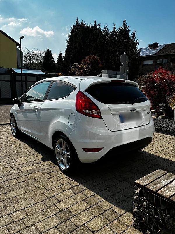Gebraucht Ford Fiesta 82 PS (60 kW) 2009 Weiß Kleinwagen