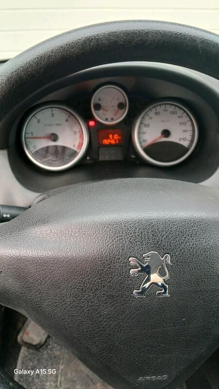 Weiß Gebraucht 2010 Peugeot 206+ Kleinwagen | 1.500 € (Guter Preis) - Bild 1/4