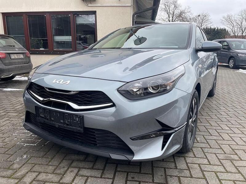 Neu Kia Ceed 140 PS (102 kW) 2026 Silber Kleinwagen